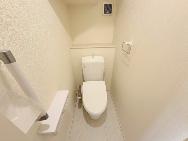 リーブルガーデン　岐阜市日野南3丁目第4　全3区画分譲のトイレ|超表面平滑加工とイオンパワーの「セフィオンテクト」加工で、汚れが付きにくく落ちやすい仕様で清潔です。
便器にフチがないので汚れが隠れて見えない部分がありません。お手入れがとってもラクラクです。