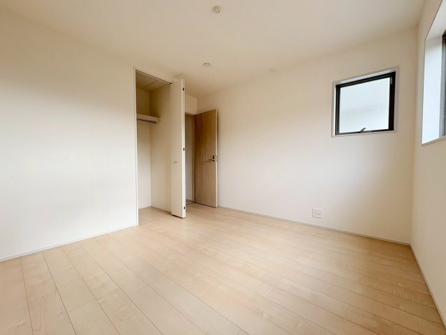 リーブルガーデン　岐阜市日野南3丁目第4　全3区画分譲の洋室|全居室にたっぷり収納できる大型クローゼット、居室部分の窓ガラスには間に空気層を設けたペアガラスを採用。
高い断熱性と共にガラス面の結露対策にも効果を発揮します。