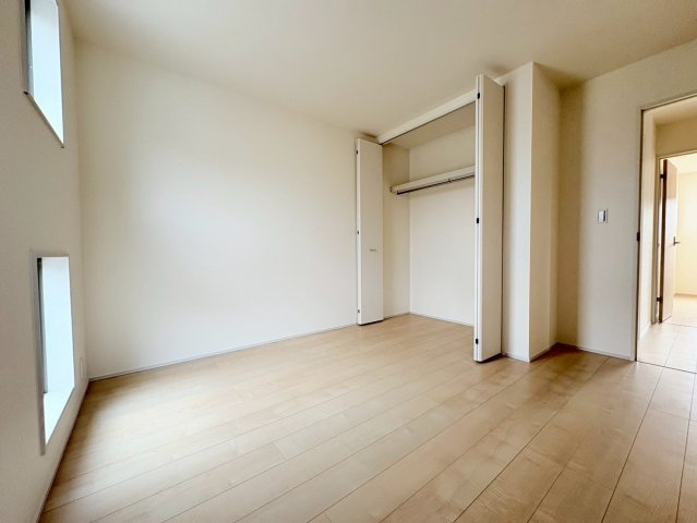 リーブルガーデン　岐阜市日野南3丁目第4　全3区画分譲の洋室|全居室にたっぷり収納できる大型クローゼット、居室部分の窓ガラスには間に空気層を設けたペアガラスを採用。
高い断熱性と共にガラス面の結露対策にも効果を発揮します。