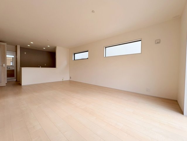 リーブルガーデン　岐阜市日野南3丁目第4　全3区画分譲の居間・リビング|明るい日差しをふんだんに取り込んだリビングダイニングは家族の笑顔につつまれた素敵な空間になります。
一建設の家は精度が高く丈夫な工法を採用し、「住宅トップランナー基準」に対応しています。