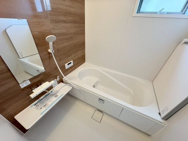 リーブルガーデン　岐阜市日野南3丁目第4　全3区画分譲の浴室|明るく清潔感がある浴室。浴槽は環境にやさしい節水タイプ。浴槽内ステップで半身浴、親子入浴も安心です。
洗い場の床は乾きやすく滑りにくい快適仕様、水はけが良くカビの発生を軽減できます。
