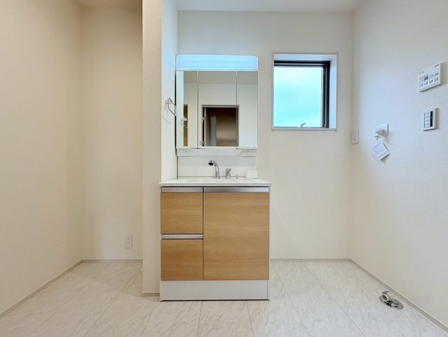 リーブルガーデン　岐阜市日野南3丁目第4　全3区画分譲の独立洗面台|洗面化粧台 幅 750mm、軽く割れにくい洗面ボールと場所をとらないコンパクト設計の本体キャビネットです。
ミラー扉の内側は全て収納スペースです。リフトアップシャワーを採用し両手が自由に使えます