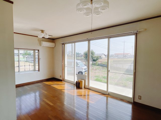 【中古戸建】伊勢崎市境上渕名の居間・リビング|これから長く住むお家のリビングには毎日気持ちのいい日差しが差し込みます。ポカポカ日向ぼっこをしながらお昼寝をするのもいいですね♪明るいリビングに気分も晴れやかに♪