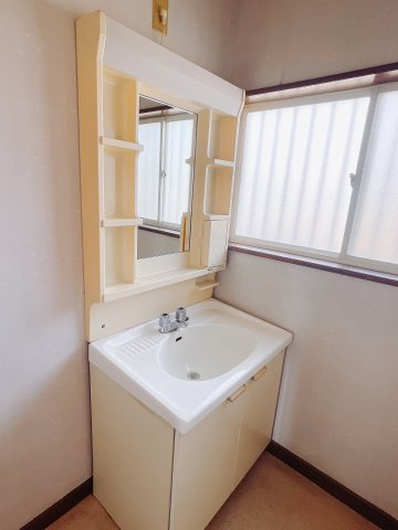 【中古戸建】伊勢崎市境上渕名の独立洗面台|通常より広いタイプの洗面所になっています。のびのびと使える洗面所には寒い冬にストーブをおいても邪魔になりません♪