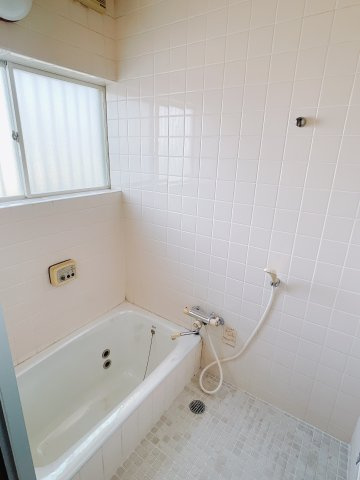 【中古戸建】伊勢崎市境上渕名の浴室|1日の疲れを癒せるお風呂♪足がのばせるほど広いお風呂にはエコベンチも搭載！小さいお子様を座らせれば一緒にお風呂へ入っても安心。浴室暖房乾燥機付きなので洗濯物も乾かせます。