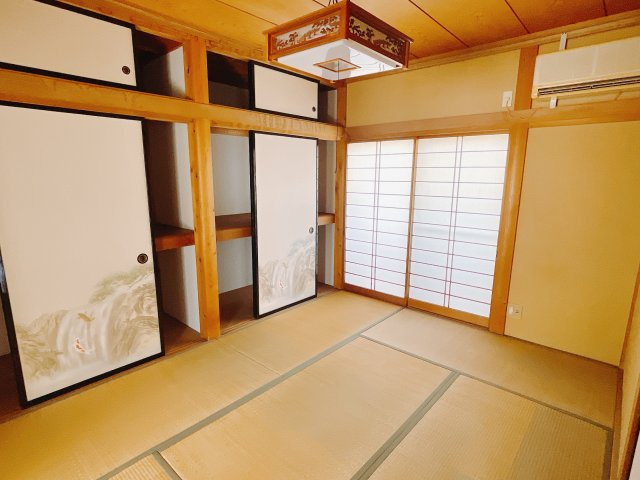 【中古戸建】伊勢崎市境上渕名の和室|和室を書斎にしたり、冬にはコタツを敷いて家族みんなで年越しをするのもいいですね。家族みんなのお気に入りの空間になります♪