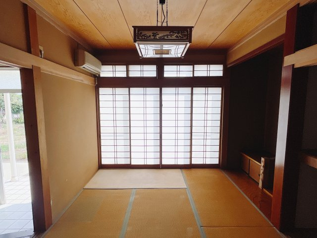 【中古戸建】伊勢崎市境上渕名の和室|フローリングでは感じることのできない圧倒的な寛ぎやすさを実感してください。独立しているので周りを気にせず寝そべることもできますね♪
