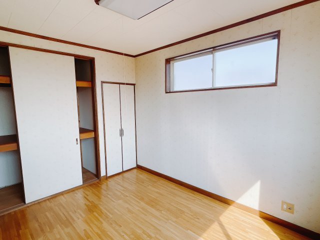 【中古戸建】伊勢崎市境上渕名の洋室|「今日も一日お疲れ様」とご夫婦でゆったりくつろげる寝室。毎日の家事やお仕事に疲れた日はフカフカのベットで癒されてください。テレビや本棚をおいても快適な広さなのが自慢のお部屋です♪