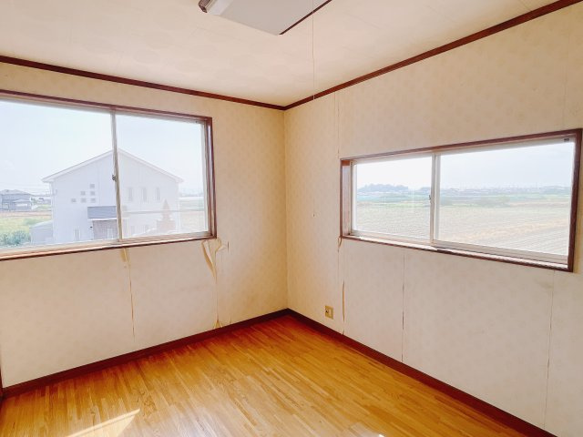 【中古戸建】伊勢崎市境上渕名の洋室|広い寝室ならインテリアも自由自在にお楽しみいただけます♪お外から帰ってきた後は寝室でゆっくり自分の時間をお過ごしください。