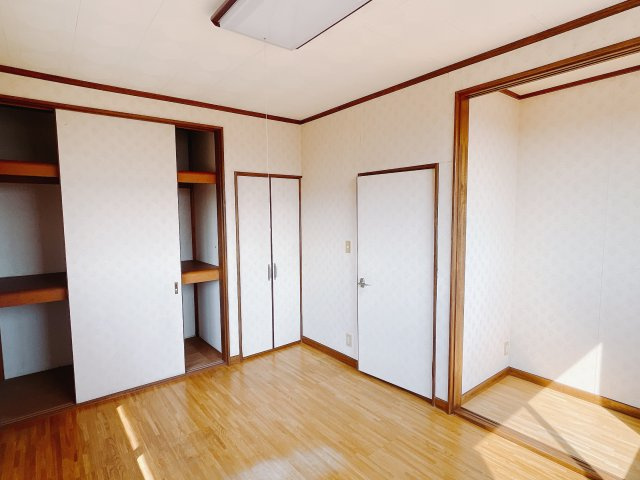 【中古戸建】伊勢崎市境上渕名の洋室|広い寝室ならインテリアも自由自在にお楽しみいただけます♪お外から帰ってきた後は寝室でゆっくり自分の時間をお過ごしください。