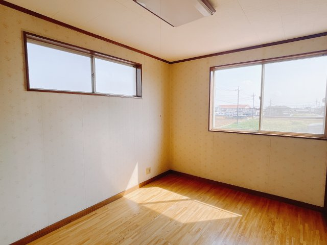 【中古戸建】伊勢崎市境上渕名の洋室|扉付きの和室なのでプライベートな空間にもなります。ご両親がお泊りになっても、ぬくもりを感じられる和室でゆっくりとお寛ぎいただけます♪