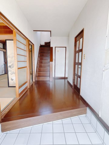 【中古戸建】伊勢崎市境上渕名の玄関|毎日の「いってらっしゃい」や「お帰りなさい」を大切なご家族と過ごす玄関は〈使いやすさ〉を追求しております。玄関横の物入は急な来客時でもさっとお片付けできるスペースを確保しています。