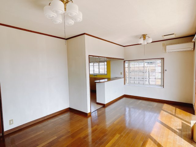 【中古戸建】伊勢崎市境上渕名の居間・リビング|ポカポカ日向ぼっこをしながらお昼寝をするのもいいですね♪明るいリビングに気分も晴れやかに♪