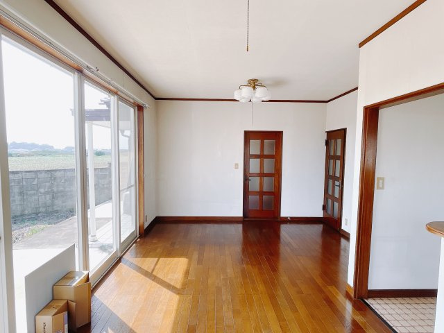 【中古戸建】伊勢崎市境上渕名の居間・リビング|ポカポカ日向ぼっこをしながらお昼寝をするのもいいですね♪明るいリビングに気分も晴れやかに♪