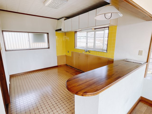 【中古戸建】伊勢崎市境上渕名のキッチン|お料理ができたら「これ運んで～♪」と手渡しが出来ます。広々とした空間の中で楽しく食事やお菓子作りが出来ますね♪