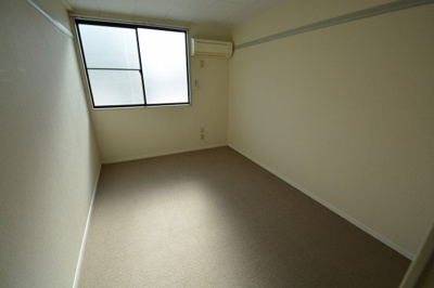 【寝室】 | レオパレスメゾネット徳力 | 使い勝手のいい寝室です