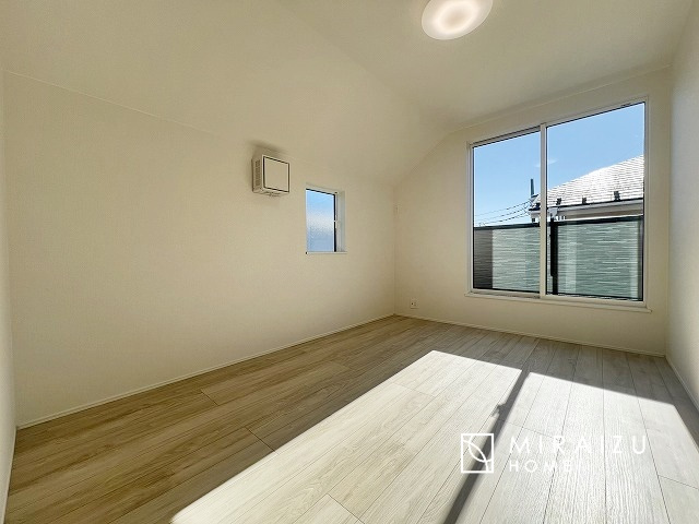 【その他】 | 食洗器付きのキッチンです。忙しい奥様の家事を助ける、なくてはならない嬉しい設備ですよね。食洗器は手荒れの心配もなく、油汚れも高温でスッキリ落ちるので、お片付けも苦にならないメリットがございます。