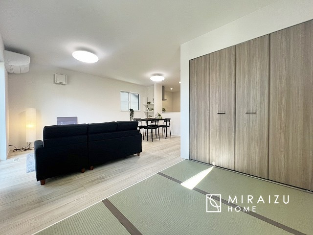 【その他】 | 3口コンロ付きなので、お料理がすごくはかどります。煮込み料理をしながら、焼き物や汁物などをパパパッとお料理可能です。コンロの数が多いことで時短料理も可能になるのが嬉しいですね。
