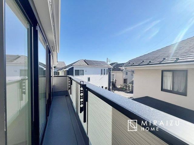 【その他】 | 来客時にカラー画像で確認が出来るので安心。夜間でもLEDライトでくっきりと映ります。また画像のみの対応も出来る為、こちら側の声は聞こえず様子を見てからインターホン対応も可能で安心ですね。