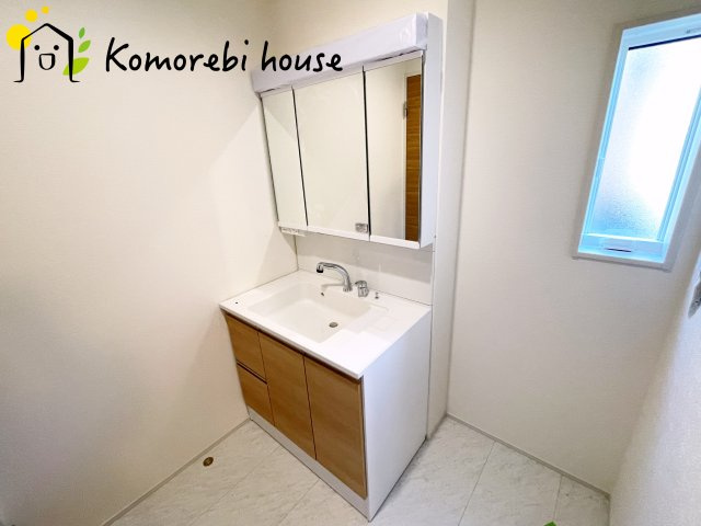 上尾市泉台2丁目　2期　新築一戸建て　01の独立洗面台|独立洗面台、小物を置くことができて便利です