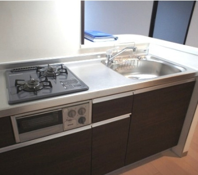 【キッチン】 | レヴォ | グリル付き2口ガスのシステムキッチン。