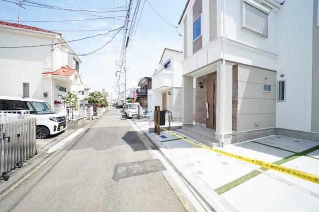 【宮沢2丁目】デザイン性の高い新築戸建｜16帖以上LDK×南向きで陽当たり良好｜パントリー・小屋裏収納付の前面道路含む現地写真
