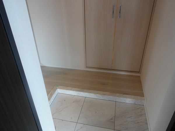 LUMEED大島の玄関