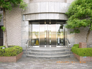 【エントランス】 | 重厚感溢れるエントランスは、マンションの優雅さを示す特徴でもあります。