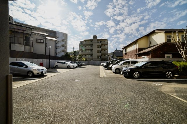 和白ガーデンハウスの駐車場