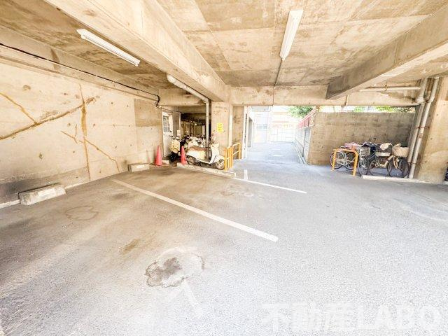 平野サニーハイツの駐車場