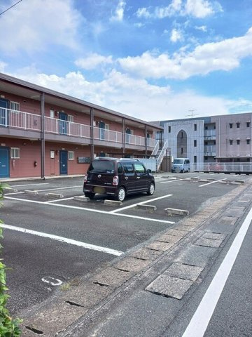 ワールドハイツ満永の駐車場