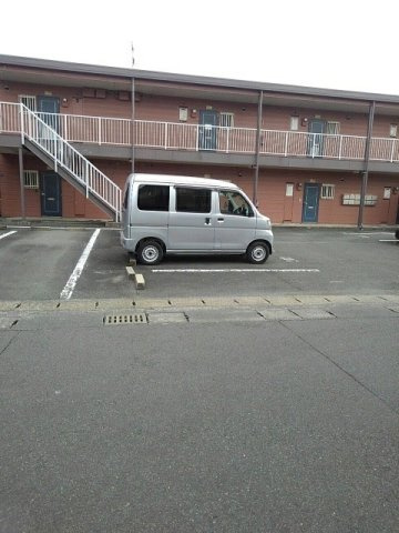 ワールドハイツ満永の駐車場