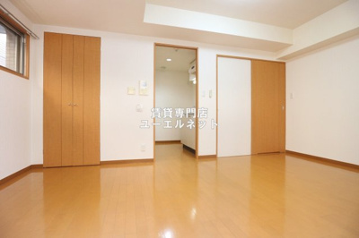 【寝室】 | サンロワール江坂リュッセ | 明るく開放感のある居室で、自分だけのくつろぎ空間を。