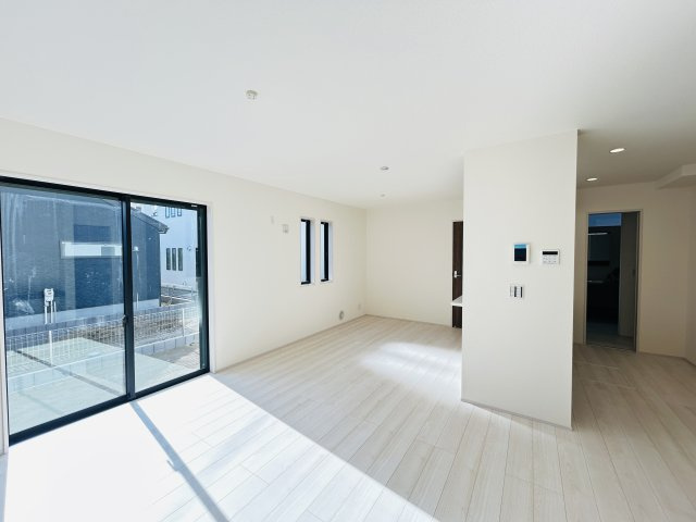 新築　前橋市関根町第1　Livele Garden.S　2号棟の居間・リビング|現地写真　17.7帖の広々リビングはご家族みんなでゆったりくつろげます♪
