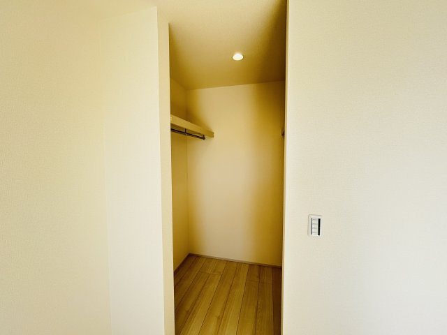 新築　前橋市関根町第1　Livele Garden.S　2号棟の収納|現地写真　主寝室の大型のウォークインクローゼットは収納ラクラク、お部屋スッキリ♪							

