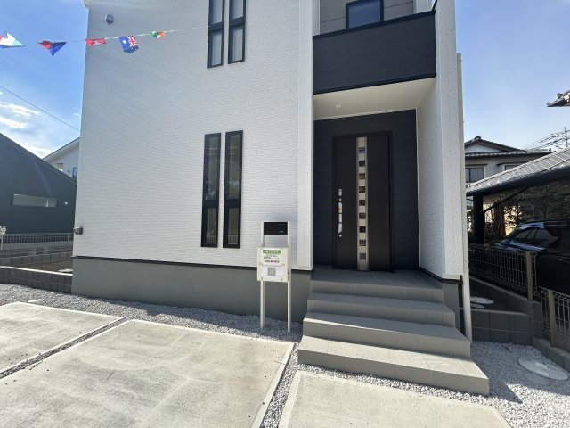 新築　前橋市関根町第1　Livele Garden.S　2号棟の玄関|現地写真　ポストと一体型のTVモニターホンでセキュリティ安心！
