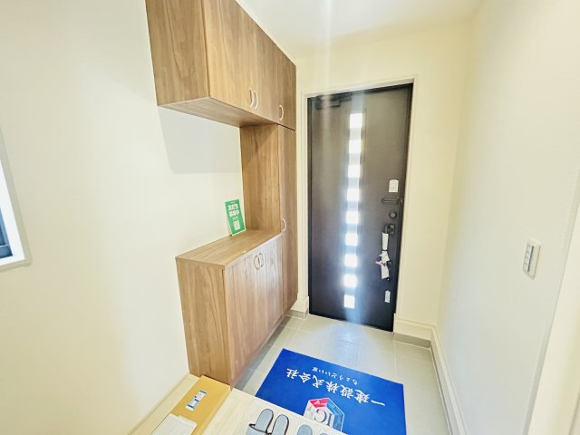 新築　前橋市関根町第1　Livele Garden.S　2号棟の玄関|現地写真　約３０足収納できる下駄箱は中で段の高さを調節できるのでブーツ等もきっちりしまえます！
						
					
