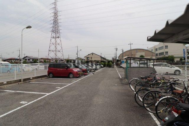ピースフルハウスの駐車場