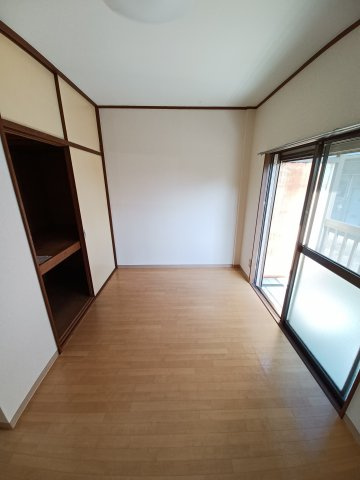 リバーサイドハイツB棟の洋室|落ち着いた色調の洋室です