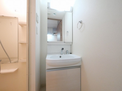 【独立洗面台】 | プレサンス玉造駅前ルージュ | 朝の支度にも助かる、独立の洗髪洗面化粧台