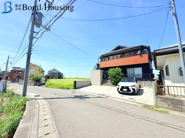 二世帯住宅として使える・お車並列4台可　岩岡町古郷　築27年の前面道路含む現地写真