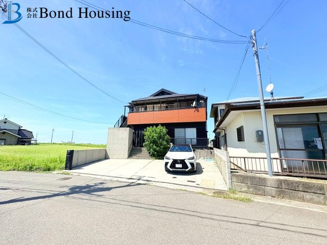 二世帯住宅として使える・お車並列4台可　岩岡町古郷　築27年の前面道路含む現地写真