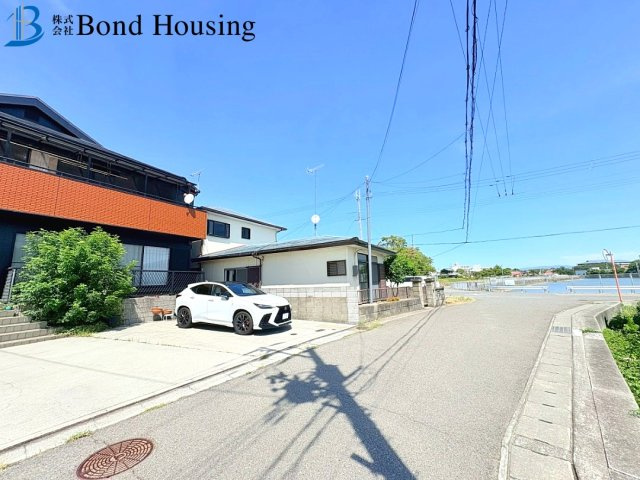 二世帯住宅として使える・お車並列4台可　岩岡町古郷　築27年の前面道路含む現地写真