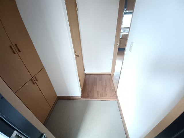 PISO  A棟の玄関|収納もある玄関です