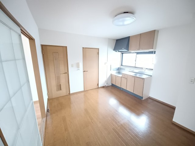 PISO  A棟の居間・リビング|こちらの居間で趣味の時間をお楽しみください