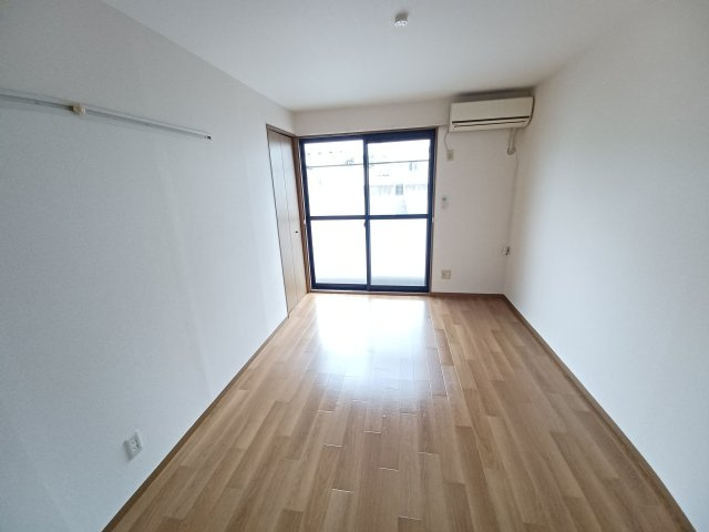 PISO  A棟の洋室|明るい洋室です