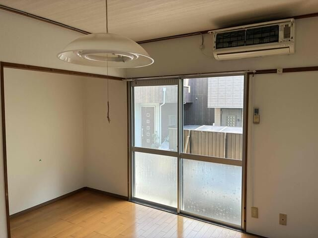 ワイエムハイツの居間・リビング