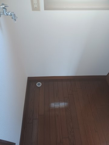 松葉町遠山様アパートの内装|室内洗濯機置き場