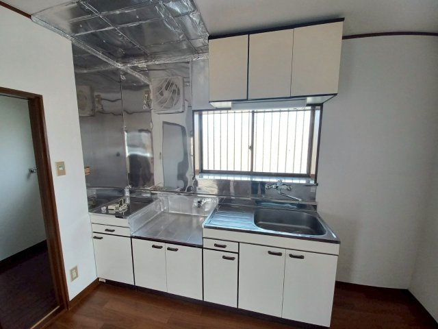 松葉町遠山様アパートのキッチン|コンパクトなキッチンで掃除もラクラク