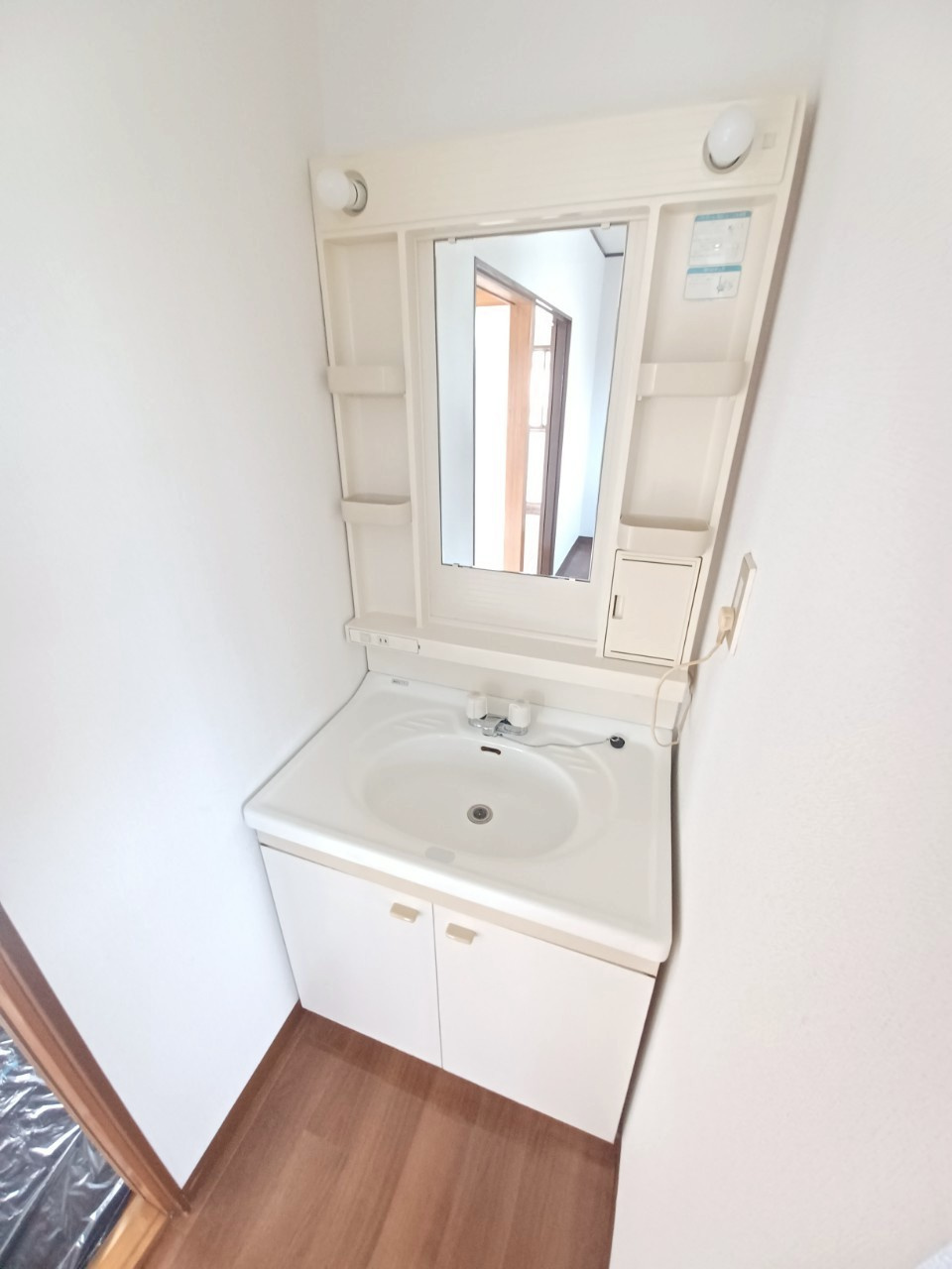 松葉町遠山様アパートの洗面所|独立洗面台、朝の身支度には欠かせません